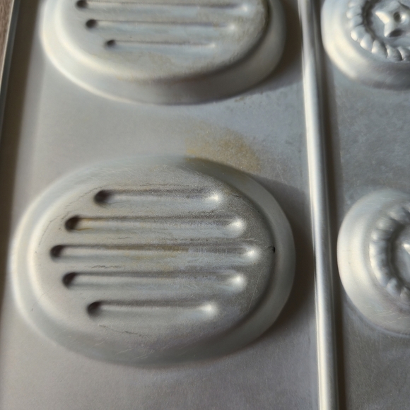 Parisian Classic 1984 Wilton Cookie Mold - Vintage Aluminum Pan - Picture 7 of 9